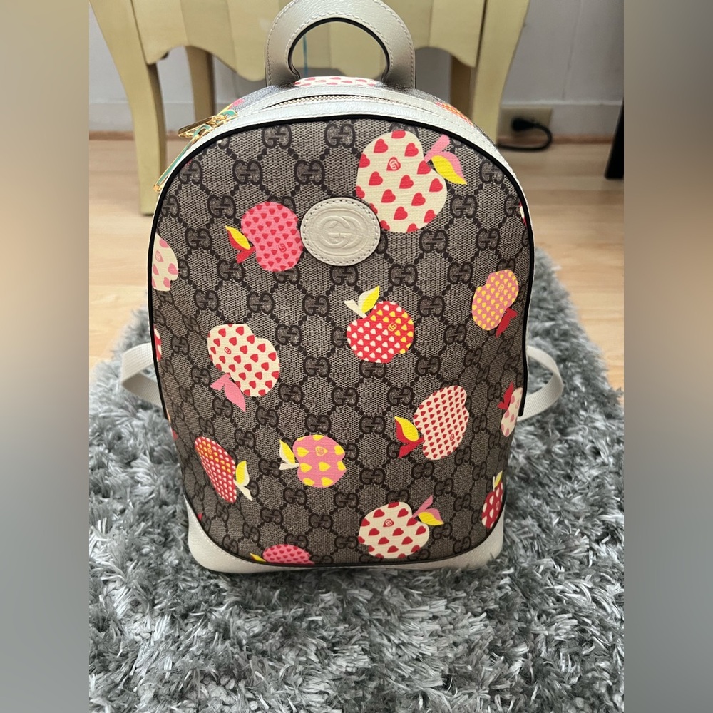Gucci GG Supreme Canvas Le Pomme Apple Heart Backpack